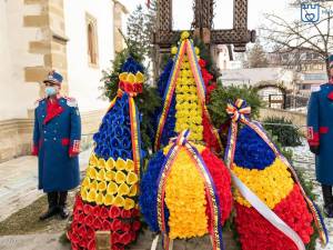 Slujbă de comemorare a eroilor Revoluției și depunere de coroane de flori la troița Bisericii „Sfînta Înviere”, în centrul Sucevei