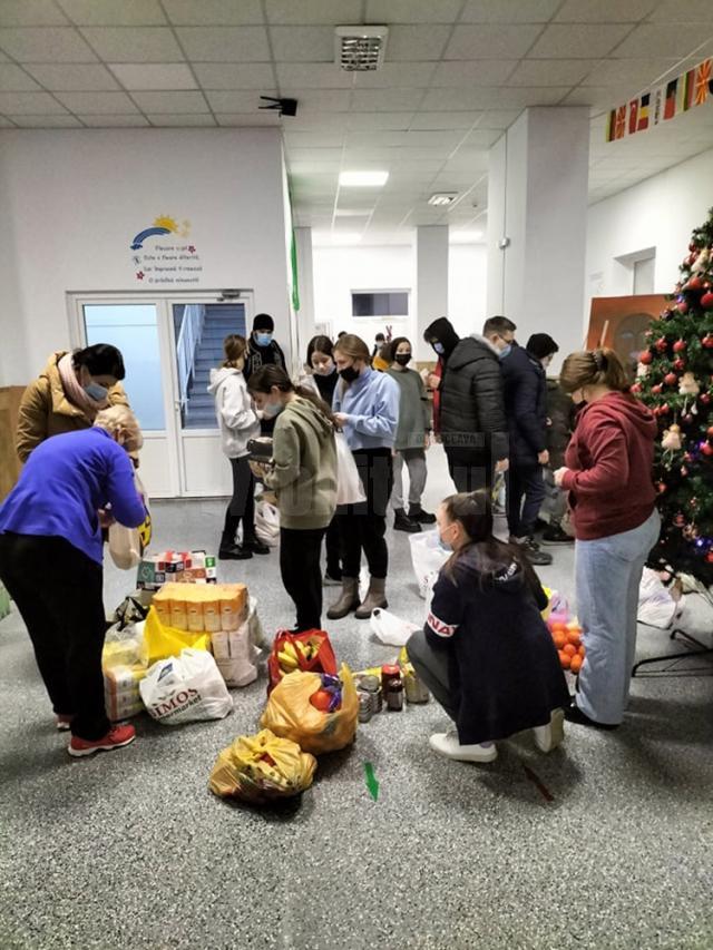 Daruri pentru bătrâni făcute de Şcoala „Ion Irimescu” Fălticeni cu ocazia Crăciunului