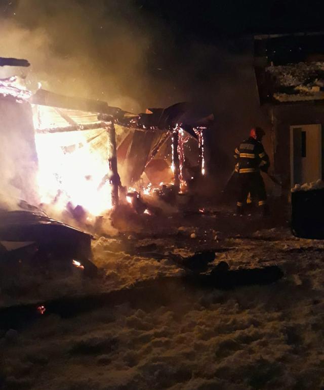 Două construcții și un tractor, mistuite de un incendiu