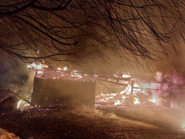 O femeie a suferit arsuri într-un incendiu izbucnit la Cantonul Silvic de la Voitinel