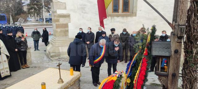 Slujbă de comemorare a eroilor Revoluției și depunere de coroane de flori la troița Bisericii „Sfânta Înviere”, în centrul Sucevei