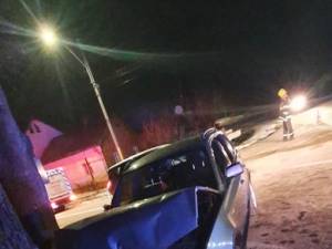 O șoferiță de 18 ani, la volanul unui BMW, a ”ratat” curba de la intrarea pe Aleea Cetății
