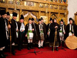 43 de coruri, grupuri vocal-instrumentale, corale și ansambluri artistice au colindat în cadrul celor patru concerte de colinde organizate pentru susținerea proiectului caritabil „Un Crăciun pentru fiecare”