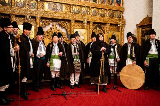43 de coruri, grupuri vocal-instrumentale, corale și ansambluri artistice au colindat în cadrul celor patru concerte de colinde organizate pentru susținerea proiectului caritabil „Un Crăciun pentru fiecare”