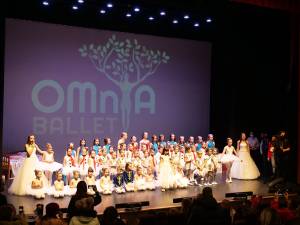 Cei 60 de copii ai Şcolii Omnia Ballet, reuniți ca într-o mare familie