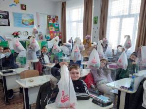 750 de elevi de la Liceul Tehnologic Cajvana au primit daruri de la Moș Crăciun