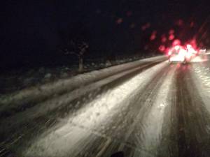 Drumurile naționale din județul Suceava sunt deschise traficului. Circulația rutieră este îngreunată de ninsorile abundente