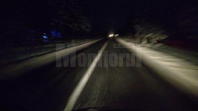 Drumurile naționale sunt „la negru” în zona Sucevei. Circulație în condiții de iarnă în zona de munte