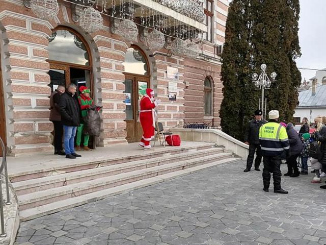 Peste 800 de copii din Fălticeni au primit, pe 24 decembrie, cadouri de la Moş Crăciun în Orăşelul Copiilor