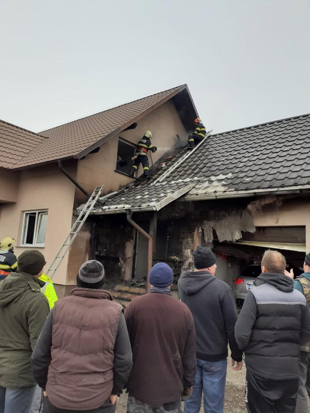 Un copil de 14 ani a ajuns la spital cu arsuri în urma unui incendiu