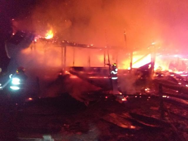 Patru persoane au suferit arsuri, iar opt vaci au ars de vii într-un devastator incendiu