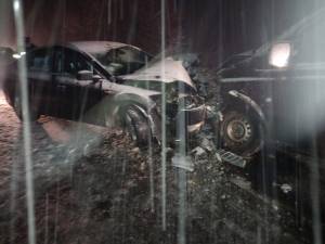 Bărbat rănit, după ce o șoferiță a pierdut controlul mașinii pe zăpadă