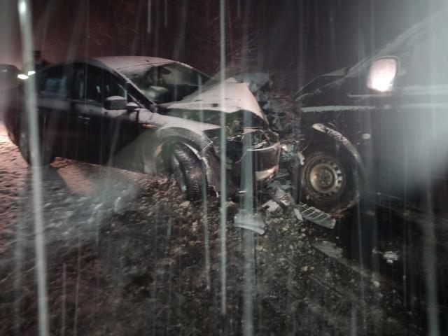 Bărbat rănit, după ce o șoferiță a pierdut controlul mașinii pe zăpadă