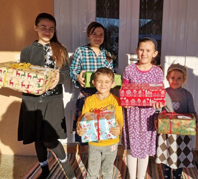 Copiii au primit dulciuri, jucării, haine și încălțăminte