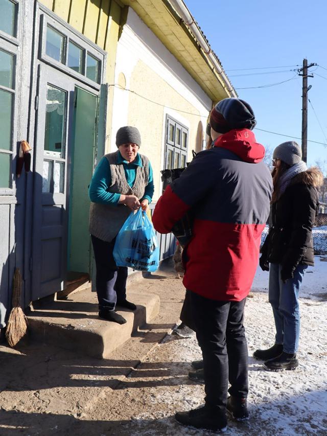 Voluntarii Asociației Tinerilor Ortodocși Suceveni au ajuns cu daruri, și în acest an, la zeci de copii și tineri necăjiți din județ