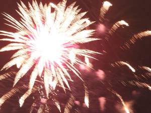 În seara zilei de 31 decembrie focul de artificii va fi la ora 24.00, iar artificiile vor fi aprinse de pe Casa Culturii