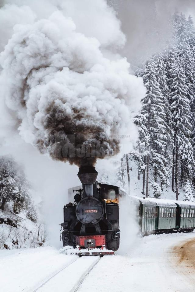 Locomotica isi face loc prin nametii de zapada