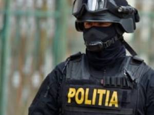 Un condamnat ascuns în casă, ridicat după o intervenție în forță a ”mascaților” Poliției