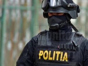 Un condamnat ascuns în casă, ridicat după o intervenție în forță a ”mascaților” Poliției