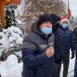 Câteva zeci de cetățeni din Mihoveni au protestat în fața Primăriei Șcheia pentru că satul în care locuiesc nu are nici în prezent o rețea de apă și canalizare