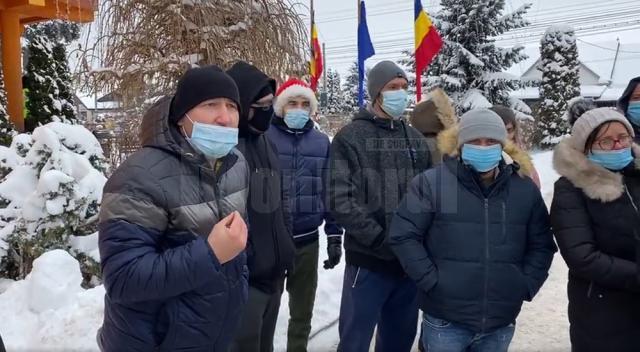 Câteva zeci de cetățeni din Mihoveni au protestat în fața Primăriei Șcheia pentru că satul în care locuiesc nu are nici în prezent o rețea de apă și canalizare