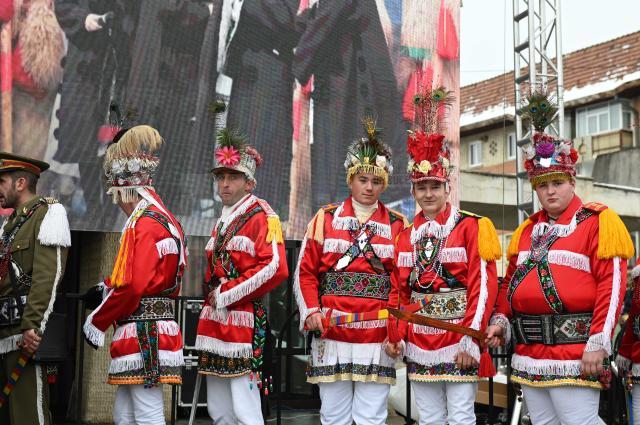 Superbele tradiții și obiceiuri de Anul Nou din Bucovina au atras mii de spectatori în centrul Sucevei