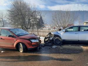 Autoturismele implicate în accidentul de la Vatra Moldoviţei