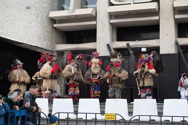 Spectaculoasele costume ale cetelor de urători i-au încântat pe suceveni