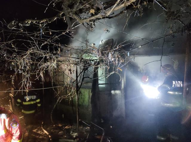 Incendiul de la locuința din Tarna Mare, ai cărei proprietari au ajuns la spital