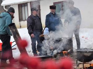 Cei 75 de „bunici” de la Căminul pentru Persoane Vârstnice Solca au simțit și în acest an „gustul sărbătorilor de-acasă”