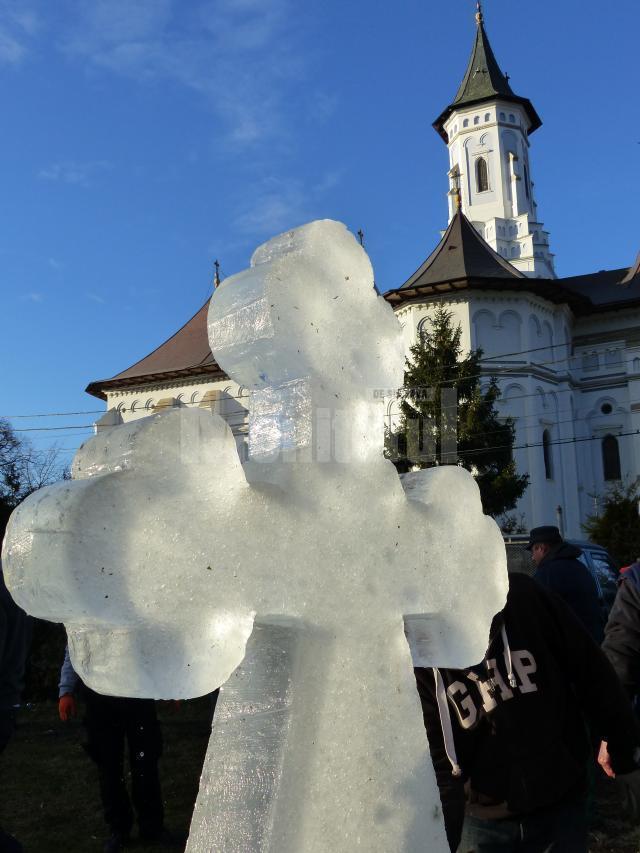 Cruce de gheață ridicata anul trecut de Bobotează, la Bosanci