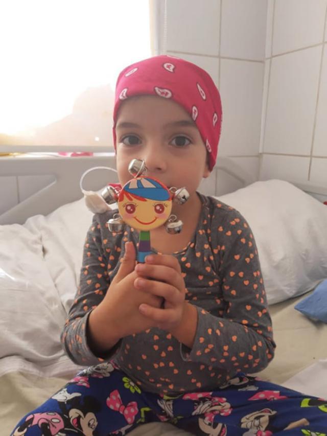 Crenguța Ioana Dobrea, fetița din Pătrăuți bolnavă de cancer, are nevoie în continuare de ajutor pentru tratament