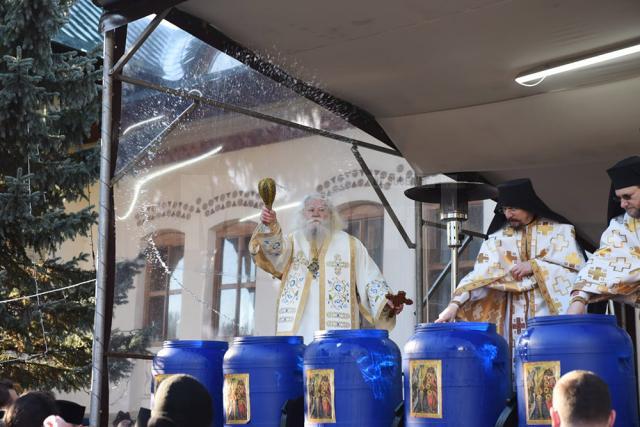Sfânta Liturghie va fi oficiată de ÎPS Calinic, Arhiepiscop al Sucevei și Rădăuților