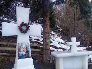 Parohia „Sf. Ierarh Nicolae” din satul Ciumârna are și în acest an cruce de gheață de Bobotează (3).jpg