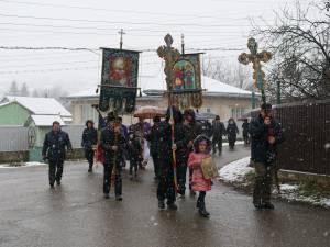 Preotii impreuna cu pompierii voluntari si corul bisericii, in procesiune prin comuna Bosanci