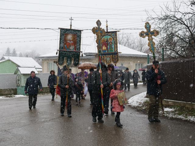 Preotii impreuna cu pompierii voluntari si corul bisericii, in procesiune prin comuna Bosanci