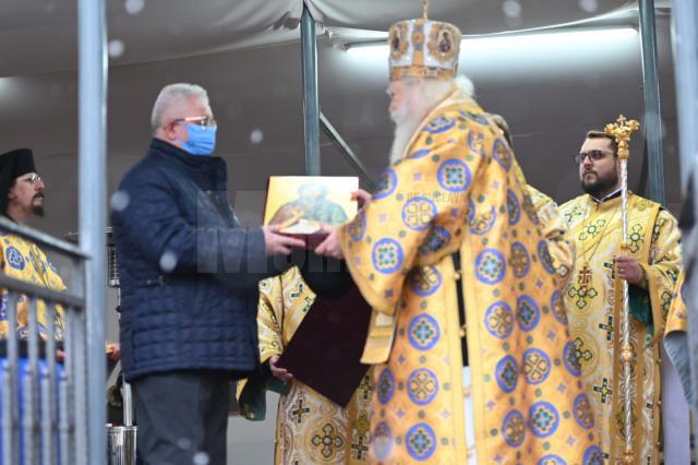 Icoană cu Sf. Ioan Botezătorul oferită de ÎPS Calinic, Arhiepiscop al Sucevei și Rădăuților, primarului Ion Lungu