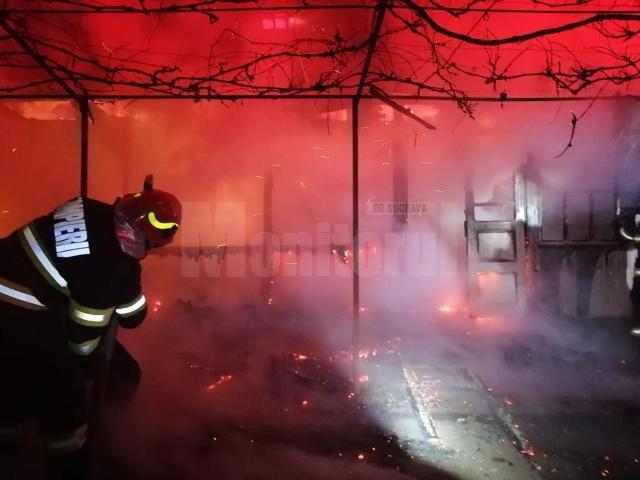 Casă distrusă de un puternic incendiu pornit de la sobă