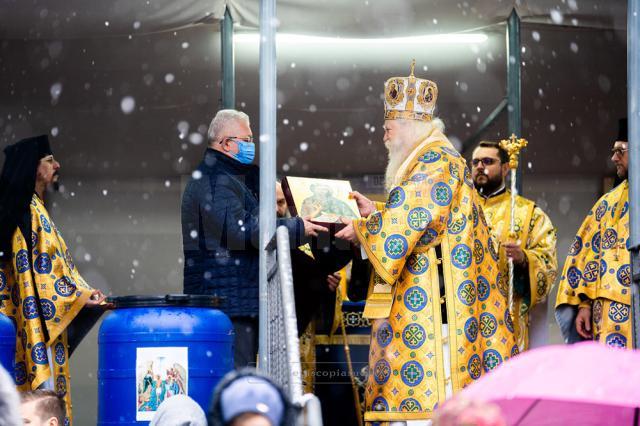 IPS Calinic, Arhiepiscopul Sucevei și Rădăuților, i-a oferit o frumoasă icoană sfințită primarului Ion Lungu