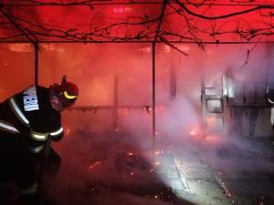 Un puternic incendiu a lăsat pagube mari în urmă într-o gospodărie din Drăgușeni