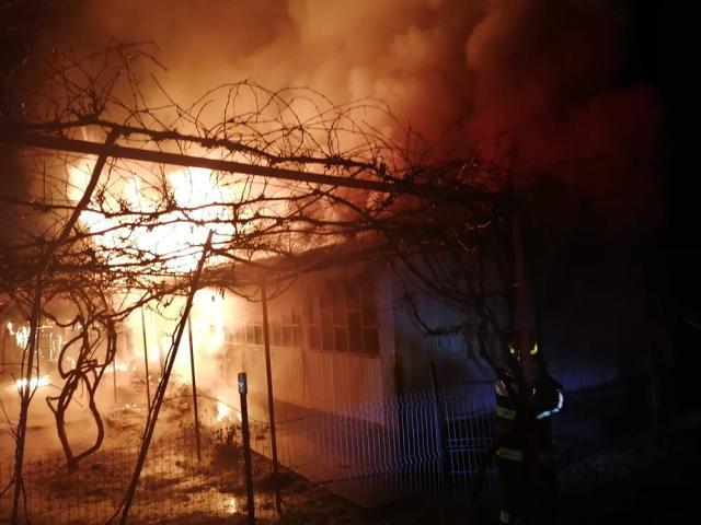 Un puternic incendiu a lăsat pagube mari în urmă într-o gospodărie din Drăgușeni