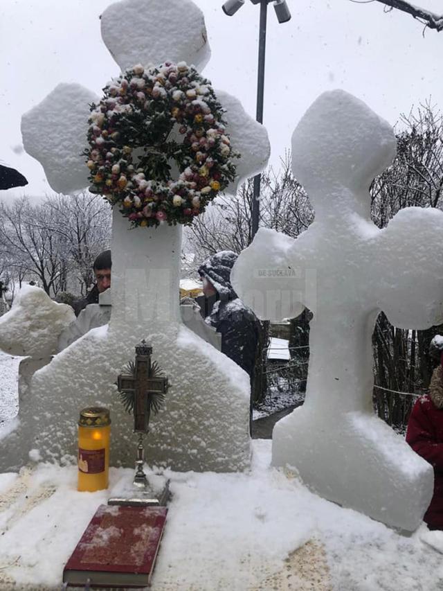 Crucea de gheaţă de la Biserica „Sfântul Mc. Mercurie” din Rădăşeni