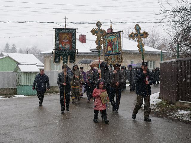 Procesiune cu prapuri, la care participă preoții, pompierii voluntari şi corul bisericii