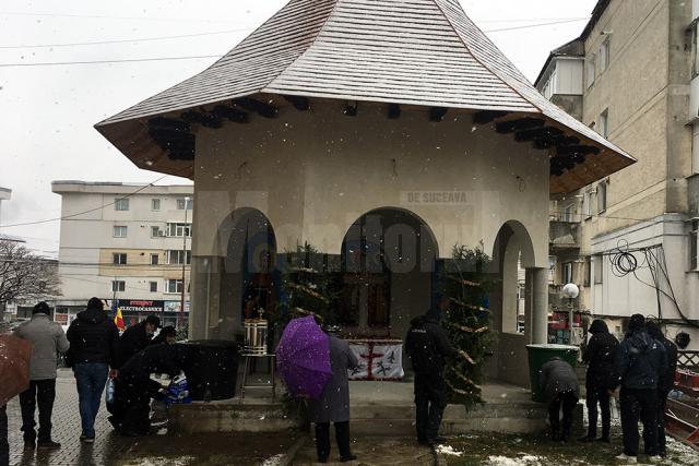 La Fălticeni, Boboteaza a fost sărbătorită cu cruci de gheaţă