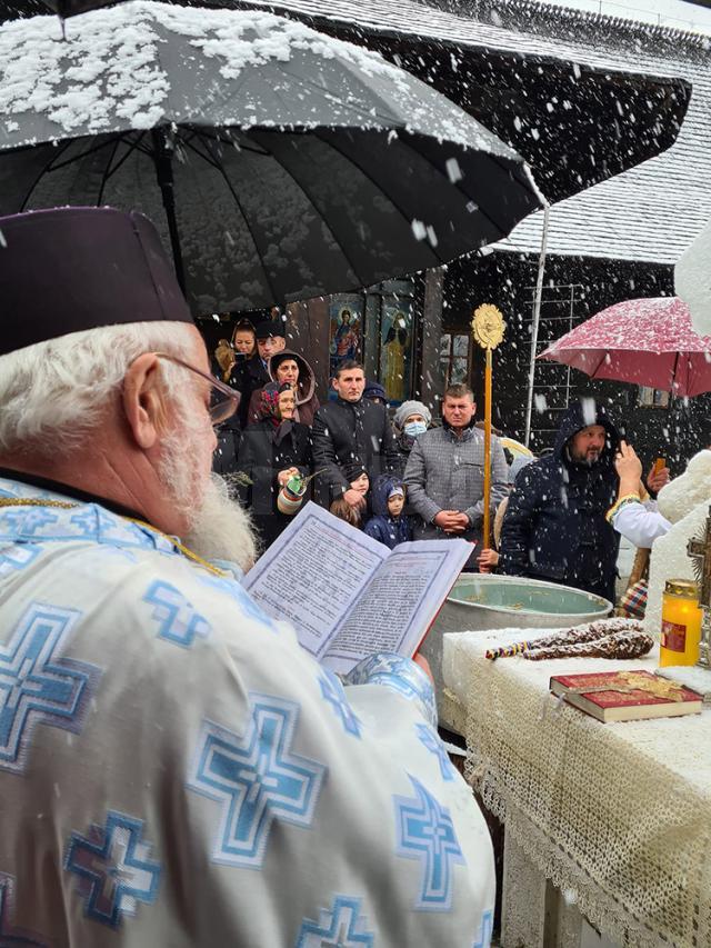 La Fălticeni, Boboteaza a fost sărbătorită cu cruci de gheaţă