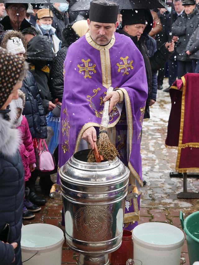 De Bobotează credincioșii din Bosanci s-au adunat la slujba de sfințire a apei, în jurul crucilor de gheață