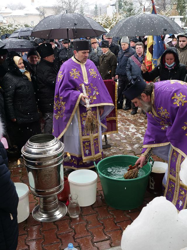 De Bobotează credincioșii din Bosanci s-au adunat la slujba de sfințire a apei, în jurul crucilor de gheață