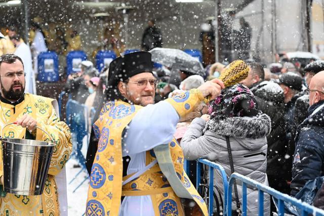 Botezul Domnului la Mănăstirea „Sfântul Ioan cel Nou” Suceava, pe o ninsoare „ca-n povești”