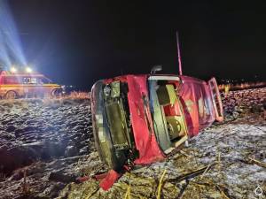 Maşină răsturnată în afara părții carosabile, între Mălini și Slatina