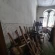 Scaune abandonate în sinagogă